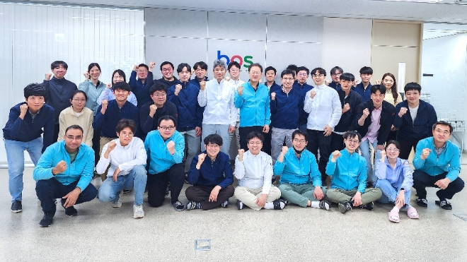 현대차·기아가 차량용 반도체를 개발하는 스타트업 보스반도체에 20억원 규모의 후속 투자를 실시했다고 28일 밝혔다. 사진은 판교 실리콘파크에 위치한 보스반도체 사무실에서 임직원들이 사진 촬영하는 모습. 박재홍 대표(두 번째 줄 오른쪽 여섯 번째 하늘색 상의), 장연호 최고운영책임자(두 번째 줄 오른쪽 일곱 번째 하얀색 상의), 임경묵 최고기술책임자(두 번째 줄 오른쪽 다섯 번째 남색 상의). (사진 = 현대자동차그룹 제공)