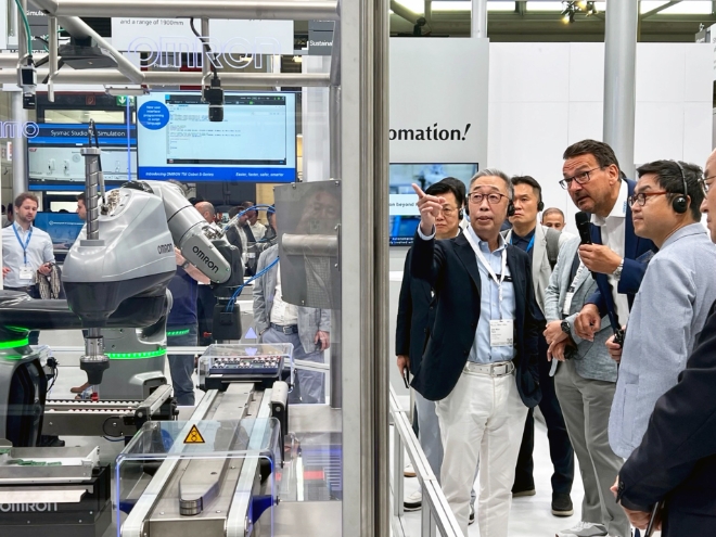 ‘오토매티카 2023’을 참관한 박지원 두산그룹 부회장(왼쪽)이 한 로봇업체 부스에서 회사 관계자에게 제품에 대해 질문하고 있다. / 사진=두산그룹 제공