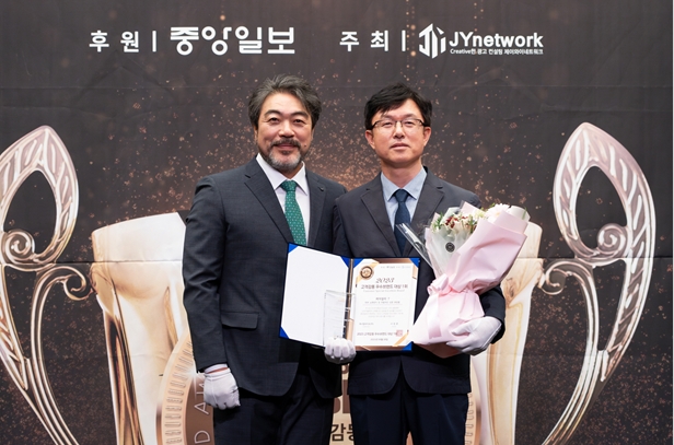 박철오 제너럴바이오 연구소 소장(우측)과 시상자로 나선 배우 이원종