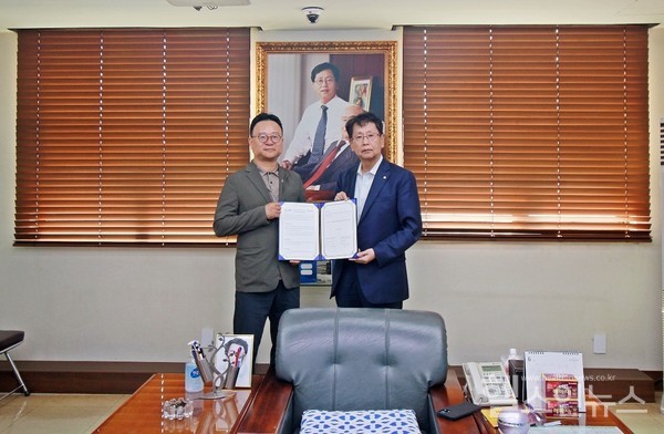 (왼쪽부터)국전약품홍종호대표이사,동성제약이양구대표이사(동성제약제공)