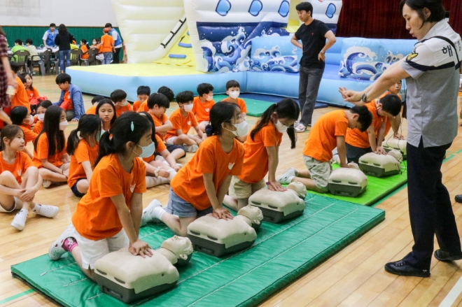 현대모비스가 ‘2023 투명우산 나눔 캠페인’의 일환으로 다양한 교통수단에서 발생할 수 있는 안전사고에 대한 올바른 인식과 안전행동을 기르는 ‘찾아가는 어린이 교통안전 체험교육’을 실시했다. / 사진=현대모비스 제공