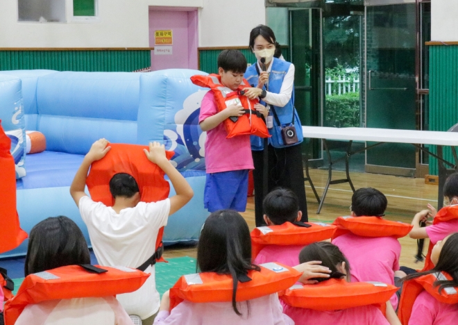 현대모비스가 ‘2023 투명우산 나눔 캠페인’의 일환으로 다양한 교통수단에서 발생할 수 있는 안전사고에 대한 올바른 인식과 안전행동을 기르는 ‘찾아가는 어린이 교통안전 체험교육’을 실시했다. / 사진=현대모비스 제공