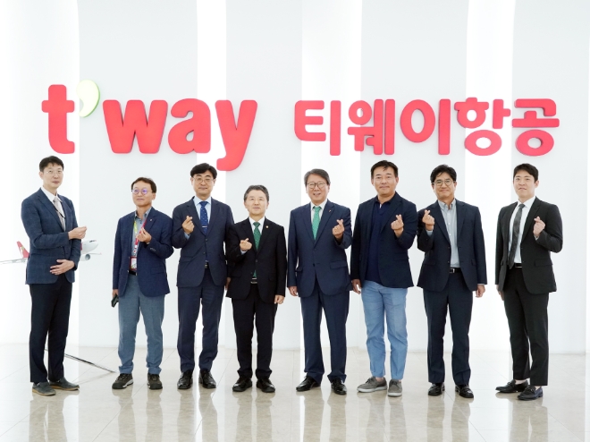 티웨이항공은 산림청과 ‘탄소중립과 환경·사회·지배구조(ESG) 경영 상호협력을 위한 업무협약’을 체결했다고 29일 밝혔다. 사진은 지난 28일 서울 강서구 티웨이항공 훈련센터에서 정홍근 티웨이항공 대표(우측에서 네번째)와 남성현 산림청장(좌측에서 네번째)이 업무협약을 체결한 뒤 관계자들과 기념 촬영하는 모습. (사진 = 티웨이항공 제공)