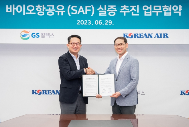 대한항공은 GS칼텍스와 손잡고 바이오항공유 실증 연구 운항을 시작한다고 29일 밝혔다. 사진은 바이오항공유 실증 추진 업무협약식에서 조성배 대한항공 자재 및 시설부문 총괄(우측)과 김창수 GS칼텍스 부사장(좌측)이 기념 사진을 촬영하는 모습. (사진 = 대한항공 제공)