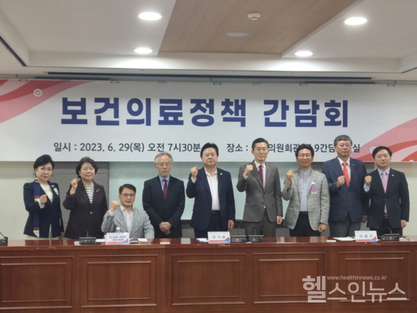 대한의사협회의료정책연구원일본의료경제학회하시모토히데키회장초청간담회에서참석자들이기념사진을촬영하고있다.