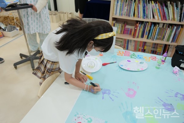 꿈틀꽃씨개소식참여이벤트에참가한어린이