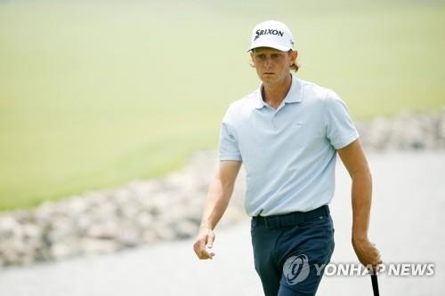 사진: 그린을 읽는 피터 퀘스트.