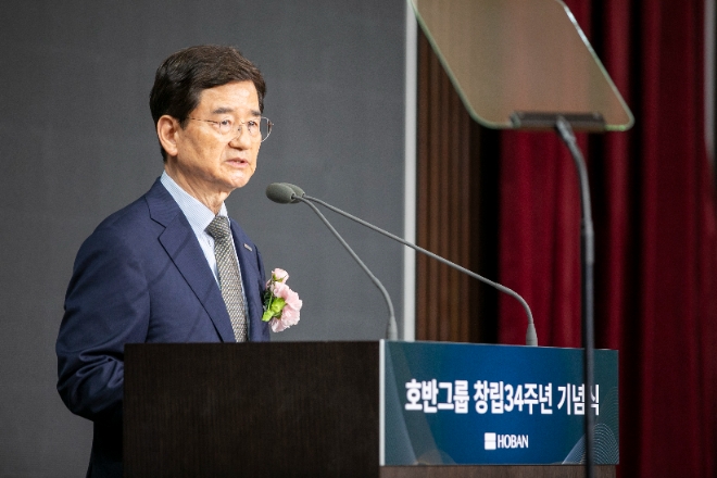 호반그룹은 협력사와 함께 창립기념일을 자축하며 상생협력 지원금도 전달했다고 30일 밝혔다. 사진은 호반그룹 창립 34주년 기념식에서 호반그룹 김선규 회장이 기념사를 하고 있는 모습. (사진 = 호반그룹 제공)