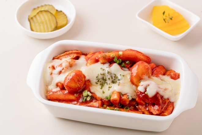 에어부산은 다음달 1일부터 신규 기내식으로 대표 K-푸드 2종을 야심차게 선보인다고 30일 밝혔다. 사진은 에어부산 신규 기내식 중 치즈 떡볶이 이미지. (사진 = 에어부산 제공)