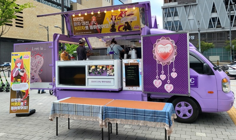 '우마무스메 프리티 더비' 이용자들이 보낸 커피차(출처='우마무스메 프리티 더비' 공식 카페).