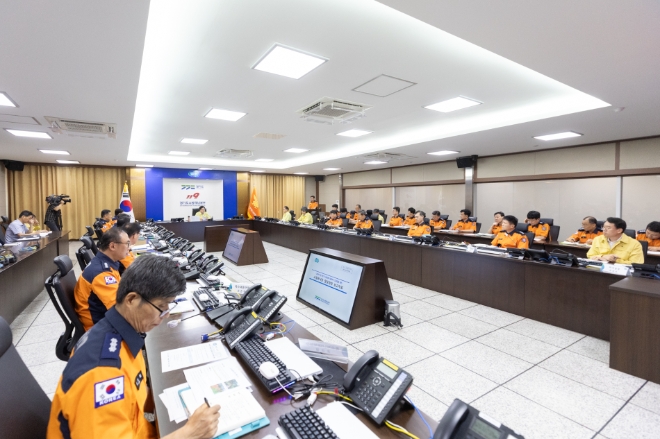 30일 오전 경기도소방재난본부 영상회의실에서 김동연 경기도지사, 조선호 경기도소방재난본부장, 연제찬 안전관리실장, 관내 소방서장 등이 참석한 가운데 재난대비 대응태세 긴급점검을 위한 영상회의가 열리고 있다. / 사진=경기도 제공