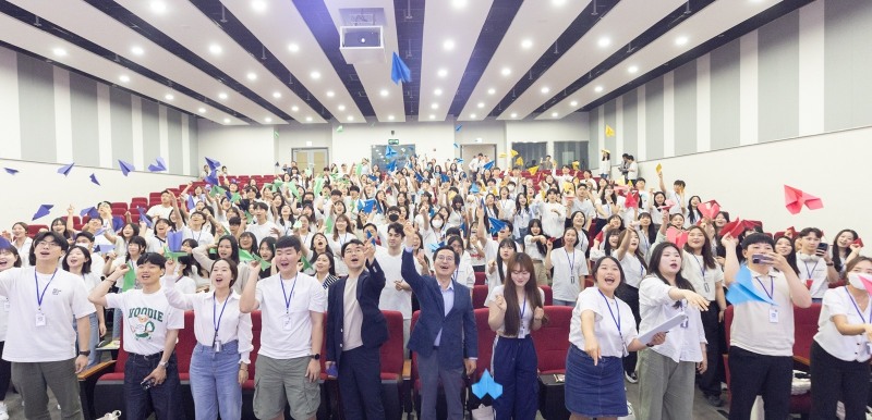 김동연 경기도지사(가운데 청색양복)가 경기 화성에서 젊은이들과 미래를 이야기하고 파이팅을 외치고 있다.(사진=경기도)