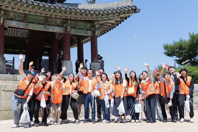 경기도청년봉사단 팔달산 줍깅활동 기념 촬영 모습. / 사진=경기도 제공