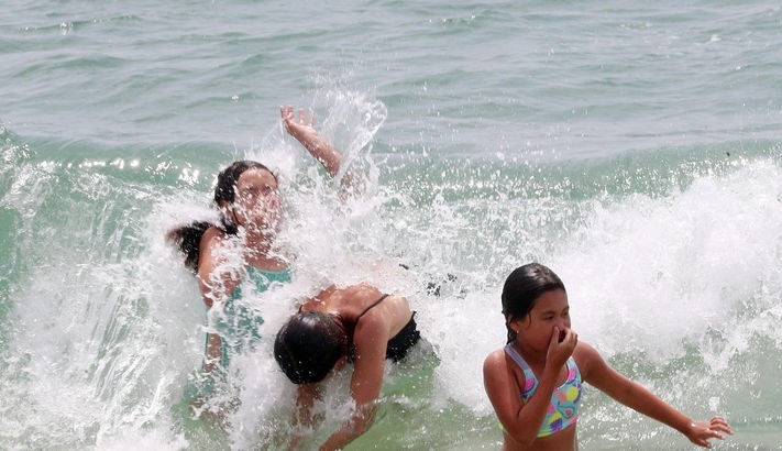 부산지역에 올해 첫 폭염주의보가 발효된 지난 2일 부산 해운대해수욕장을 찾은 시민과 관광객 등이 물놀이를 즐기는 모습. 