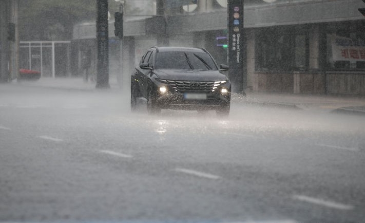서울과 수도권에 호우주의보가 발효된 지난달 29일 오전 서울 강서구 김포국제공항에 비가 쏟아지는 모습.