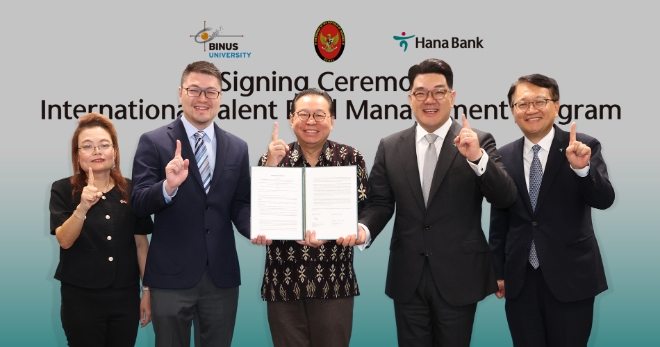 하나금융그룹은 지난 30일 하나금융그룹 명동 사옥에서 인도네시아 명문 사립 비누스대학교(Binus University)와 글로벌 금융 인재 육성을 위한 협약을 체결했다.이은형 하나금융그룹 부회장(사진 왼쪽에서 네 번째)이 간디 술리스티얀토 주한 인도네시아 대사(사진 가운데), 조지 위자야 비누스대학교 부총장(사진 왼쪽에서 두 번째) 등 행사에 참석한 관계자들과 함께 기념 촬영을 하고 있다. / 사진=하나금융 제공