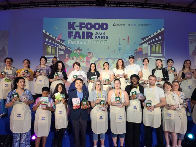 농협경제지주는 지난 6월 30일부터 7월 1일까지 프랑스 파리에서 열린 「2023 K-FOOD FAIR Paris」에 참가해 한국 농식품 홍보에 나섰다. 사진은 이수희 농협경제지주 식품사업부장(앞줄 왼쪽에서 네 번째) 등 농협 관계자들이 '김치 만들기 체험 행사'를 마친 뒤 현지 바이어들과 기념사진을 찍는 모습. / 사진=농협 제공