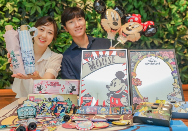 3일 오전 서울시 강남구 현대백화점 무역센터점에서 직원들이 '디즈니' 캐릭터를 활용한 특별 사은품을 소개하는 모습. / 사진=현대백화점 제공