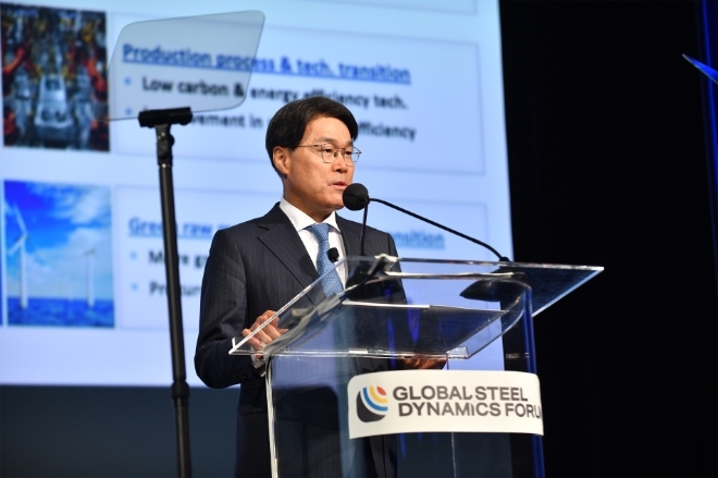 최정우 회장이 지난달 27일(현지시간) 미국 뉴욕에서 열린 WSD ‘Global Steel Dynamics Forum’에서 기조연설을 하고 있다. / 사진=포스코 제공
