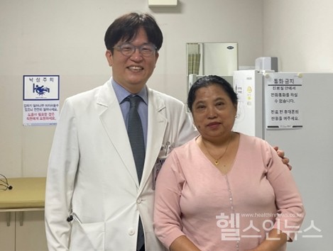 보라매병원신장내과이정표교수와가네시마야씨가수술후기념사진을촬영하고있다.