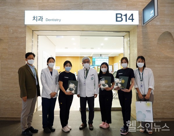 이대서울병원치과에서장영은교수(왼쪽두번째),김선종교수(왼쪽에서네번째)가몽골연수생들과연수수료기념사진을촬영하고있다.