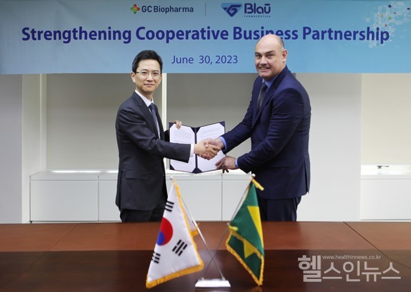 (왼쪽부터)허은철GC녹십자대표,MarceloHahnBlauFarmaceutica대표(GC녹십자제공)