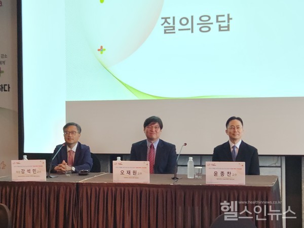 (왼쪽부터)강석민대한심부전학회회장(세브란스병원심장내과),오재원연세대학교세브란스병원심장내과교수,윤종찬가톨릭대학교서울성모병원순환기내과교수