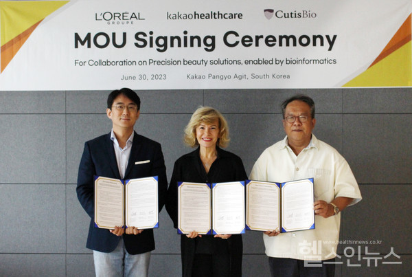 (왼쪽부터)큐티스바이오최원우대표,로레알그룹바바라라베르노스(BarbaraLavernos)연구혁신및기술부문수석부사장,카카오헬스케어황희대표(로레알그룹제공)