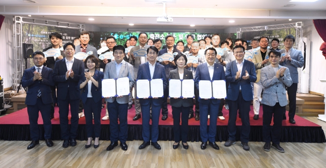 현대차그룹은 지난 3일 대전 소재 관저종합사회복지관에서 환경부 한화진 장관, 현대차그룹 김동욱 부사장, 사회복지공동모금회 황인식 사무총장, 월드비전 조명환 회장 등 주요 관계자들이 참석한 가운데 환경부-사회복지공동모금회-월드비전과 지역사회 친환경차 저변 확대 및 사회복지기관 지원을 위한 다자간 업무협약(MOU)을 체결했다. (앞줄 왼쪽 네 번째부터) 사회복지공동모금회 황인식 사무총장, 현대차그룹 김동욱 부사장, 환경부 한화진 장관, 월드비전 조명환 회장 / 사진=현대차그룹 제공