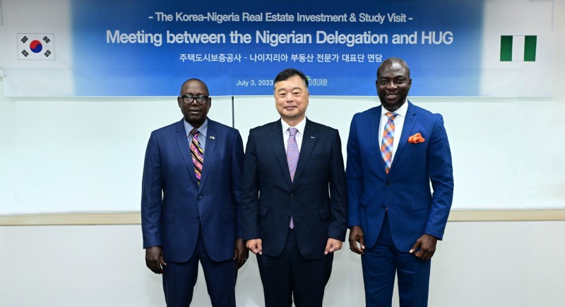 지난 3일 여의도 태흥빌딩에서 진행된 면담 후 유병태 HUG 사장이 나이지리아 부동산금융 전문가 대표단과 기념 촬영을 하고 있다. / 사진=HUG 제공