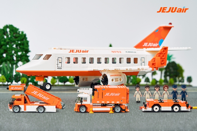 제주항공은 하반기 새롭게 도입하는 B737-8 차세대항공기와 지상조업장비 등 공항을 소재로한 기획 상품인 블록 장난감을 출시했다고 4일 밝혔다. 사진은 제주항공의 블록 장난감의 모습. (사진 = 제주항공 제공)