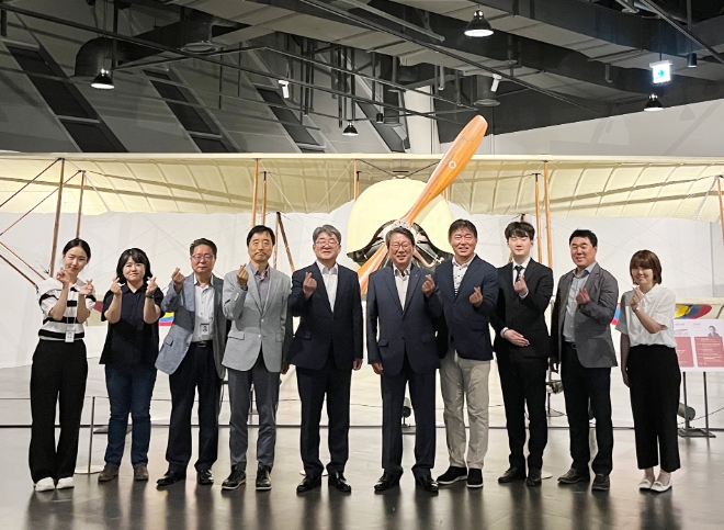 티웨이항공은 국립항공박물관과 사회공헌활동 상호 협력을 위한 업무 협약을 체결했다고 4일 밝혔다. 사진은 지난 3일 강서구 국립항공박물관에서 정홍근 티웨이항공 대표(우측에서 다섯번째)와 안태현 국립항공박물관장(좌측에서 다섯번째)이 사회공헌활동 지원을 위한 업무협약을 체결한 뒤 관계자들과 기념촬영을 하는 모습. (사진 = 티웨이항공 제공)