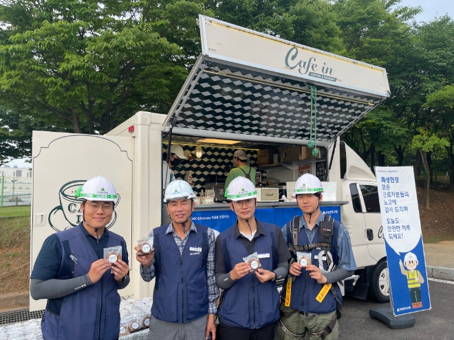 현대엔지니어링은 국내 현장 직원을 위한 간식차 이벤트인 ‘HEC心(핵심) Delivery’를 지난 3일부터 다음달 10일까지 7주간 총 16개 현장에서 운영한다고 4일 밝혔다. (사진 = 현대엔지니어링 제공)