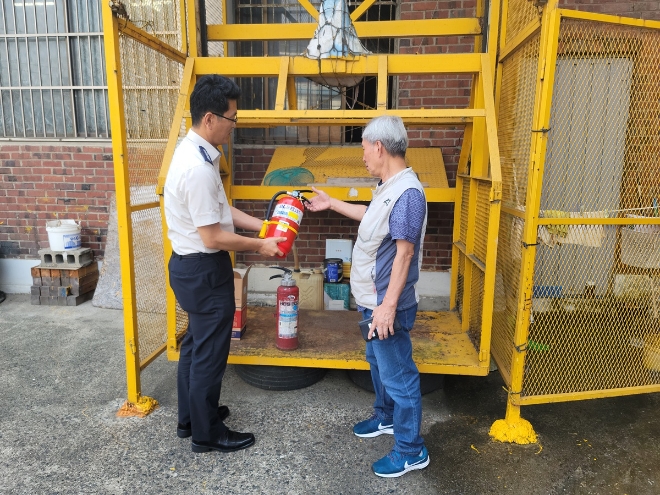 축압식소화기로 교체해주는 장면 / 사진=경기소방 제공