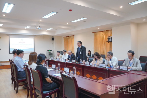 5월14일,베트남후에의약학대학을방문한원주연세의료원관계자들이간담회를가지고있다.