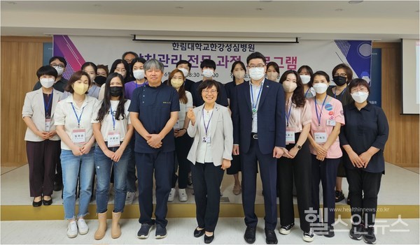 (가운데기준왼쪽)조용석한림대한강성심병원수련교육부장(화상외과교수),(가운데)김경자한림대한강성심병원간호부장,(가운데기준오른쪽)최종길한림대한강성심병원행정부원장