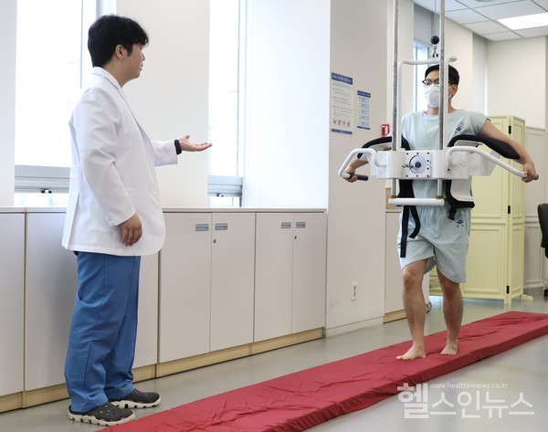 자생한방병원‘척추∙관절수술후재활클리닉’을찾은환자가강도현원장의지도하에동작침법을받고있다.