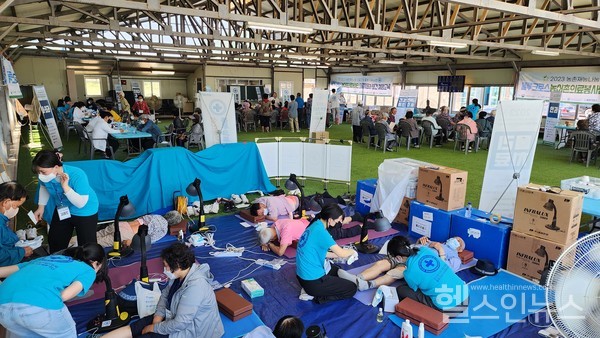 6월6일,산불로인한특별재난지역중하나인충남부여군세도면에방문한블루크로스의료봉사단의무료진료소현장.