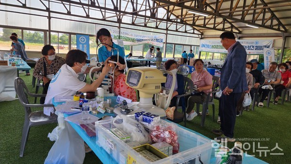 블루크로스의료봉사단의세도면무료진료소에서봉사단들이주민들에게치과진료를하고있다.블루크로스의료봉사단의세도면무료진료소에서봉사단들이주민들에게안과진료를하고있다.