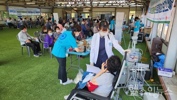 블루크로스의료봉사단의세도면무료진료소에서봉사단들이주민들에게치과진료를하고있다.
