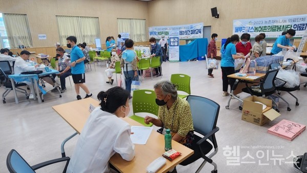 충남부여군남면에서진행된네번째농어촌봉사에서지역주민들의노인성우울증및상담이이뤄지고있다.