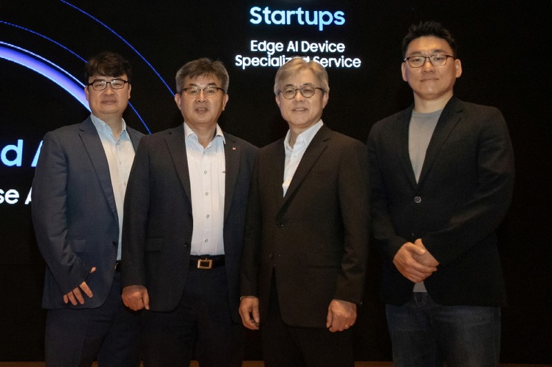 삼성전자는 4일 삼성동 코엑스에서 ‘삼성 파운드리 포럼 2023’과 ‘SAFE(Samsung Advanced Foundry Ecosystem) 포럼 2023’을 개최하며, AI 반도체 생태계 강화를 위한 삼성전자 파운드리 전략을 공개했다고 밝혔다. 사진은 (왼쪽부터) 딥엑스 김녹원 대표, LX세미콘 고대협 연구소장, 삼성전자 파운드리사업부 최시영 사장, 리벨리온 박성현 대표가 기념촬영을 하고 있는 모습. (사진 = 삼성전자 제공).