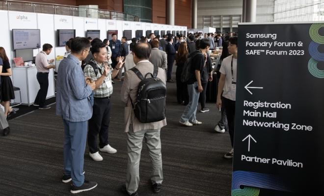삼성전자는 4일 삼성동 코엑스에서 ‘삼성 파운드리 포럼 2023’과 ‘SAFE(Samsung Advanced Foundry Ecosystem) 포럼 2023’을 개최하며, AI 반도체 생태계 강화를 위한 삼성전자 파운드리 전략을 공개했다고 밝혔다. 사진은 삼성전자가 4일 삼성동 코엑스에서 개최한 '삼성 파운드리/SAFE 포럼'에서 고객과 파트너가 대화를 나누고 있는 모습. (사진 = 삼성전자 제공).