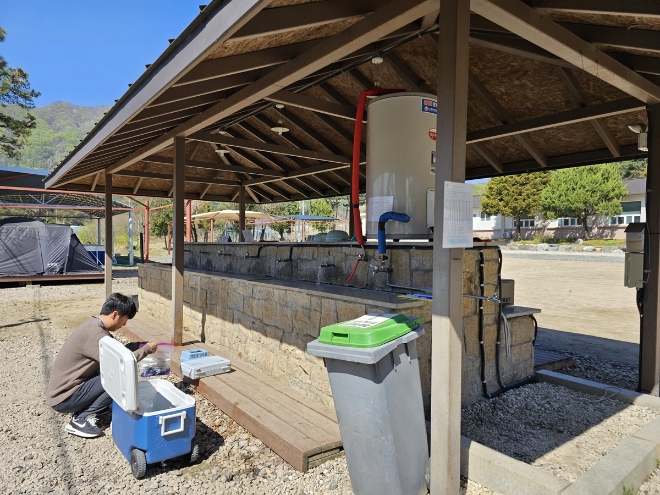 캠핑장 채수과정 / 사진=경기도보건환경연구원 제공