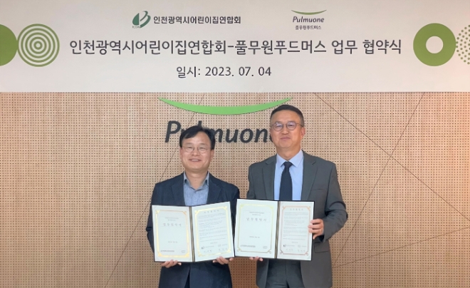 지난 4일 풀무원푸드머스 서울 수서 본사에서 열린 ‘영유아 올바른 식습관 형성’ 협약식에서 풀무원푸드머스 천영훈 대표(오른쪽)와 인천광역시어린이집연합회 이상혁 회장(왼쪽)이 협약서 서명 후 기념 사진을 찍고 있다. / 사진=풀무원푸드머스 제공