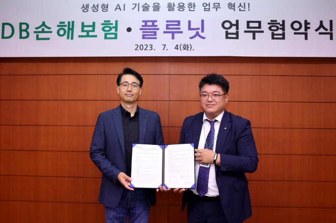 지난 4일 서울시 강남구 DB금융센터에서 DB손해보험 심진섭 본부장(오른쪽)과 플루닛 이경일 대표가 생성형 AI 기술 도입을 위한 업무협약을 맺고 기념촬영을 하고 있다. / 사진=DB손해보험 제공