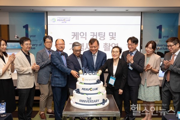 (왼쪽부터)박은경마케팅본부장,서울아산병원안지용·단국대병원신현덕·중앙대병원김재규·강남세브란스병원박효진·서울성모병원최명규·분당서울대병원(대웅제약제공)