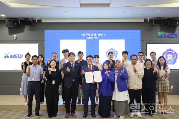 양진영케이메디허브이사장(가운데왼쪽)과SuryaniAs’ad학장(가운데오른쪽)(케이메디허브제공)