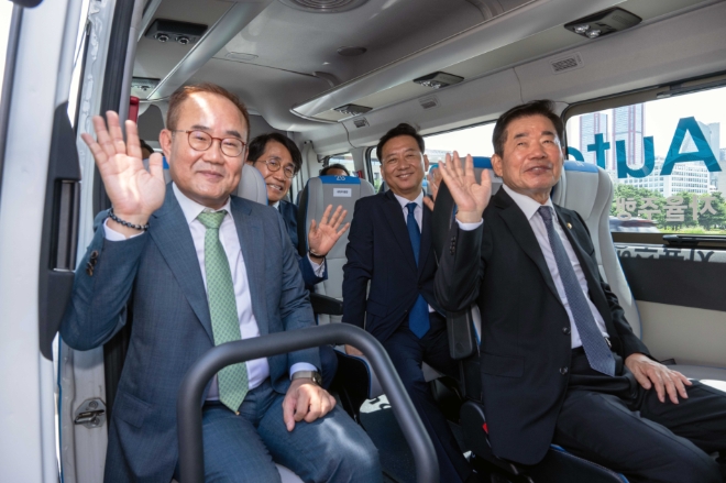 김진표 국회의장(첫줄 오른쪽), 김용화 현대차 사장(첫줄 왼쪽), 이광재 국회사무총장(둘째줄 오른쪽), 김동욱 현대차 부사장(둘째줄 왼쪽) 등이 자율주행 로보셔틀 차량에 탑승해 손을 흔들고 있다. / 사진=현대차그룹 제공