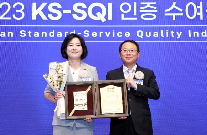 7월 6일 서울시 소공동 소재 롯데호텔에서 진행된 2023 KS-SQI 인증 수여식에서 신한은행 박현주 소비자보호그룹 부행장(왼쪽)과 한국표준협회 강명수 회장이 기념 촬영하는 모습. / 사진=신한은행 제공